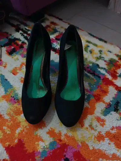 Zapatos de tacón alto negros elegantes - miniatura 1