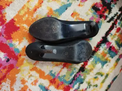 Zapatos de tacón alto negros elegantes - miniatura 2