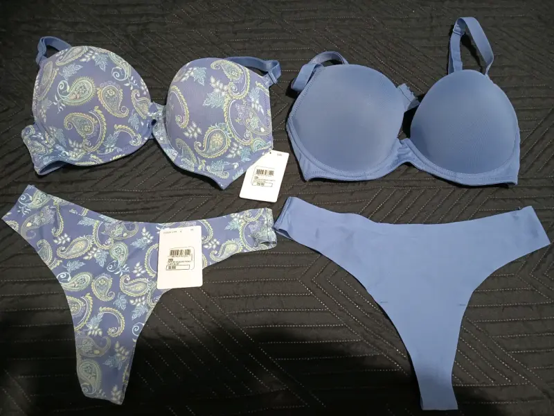 Conjunto de lencería azul con estampado floral - 2