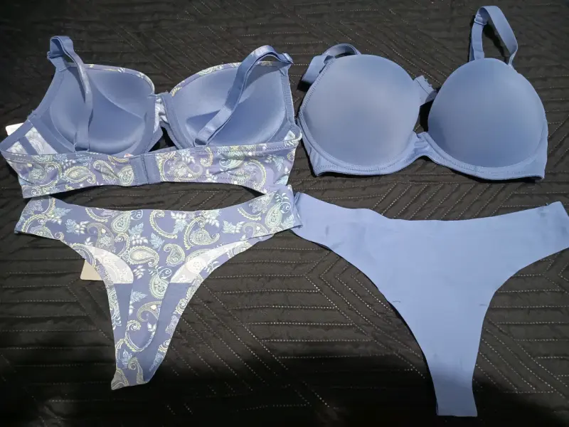 Conjunto de lencería azul con estampado floral - 3