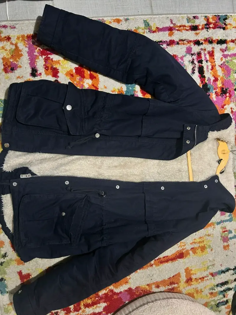 Parka negra con forro de lana para invierno - 1