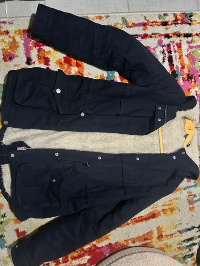 Parka negra con forro de lana para invierno - miniatura 1