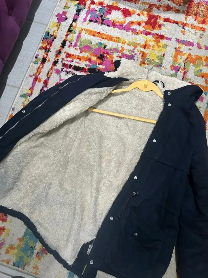 Parka negra con forro de lana para invierno - 2