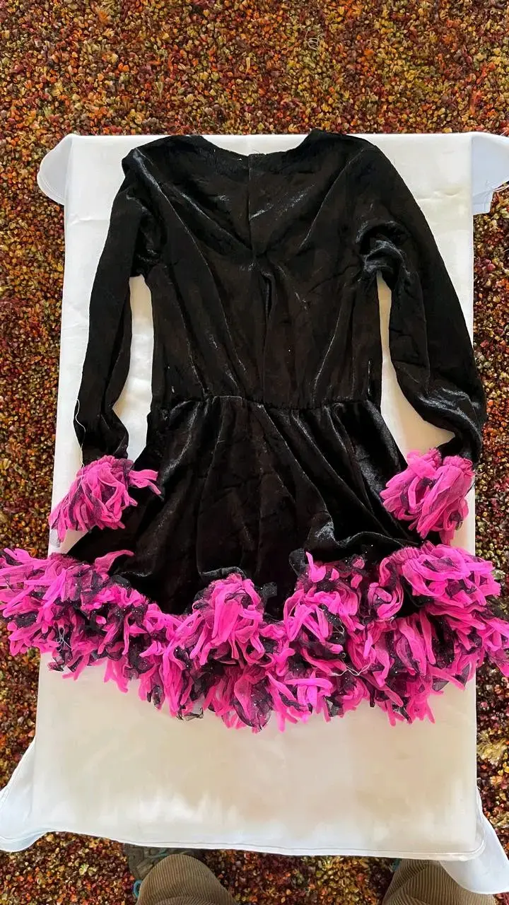 Vestido negro con detalles rosas para fiesta