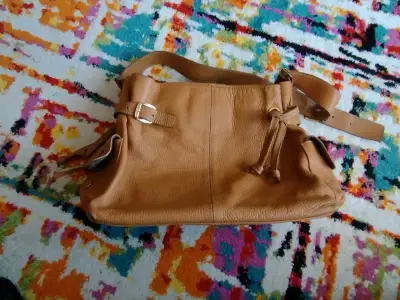 Bolso de cuero marrón con hebillas - miniatura 1