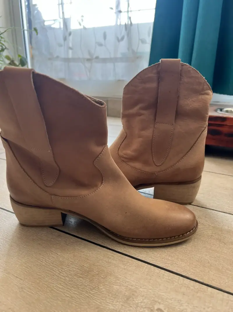 Botas vaqueras de cuero beige para mujer - 1