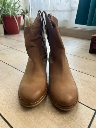 Botas vaqueras de cuero beige para mujer - miniatura 2