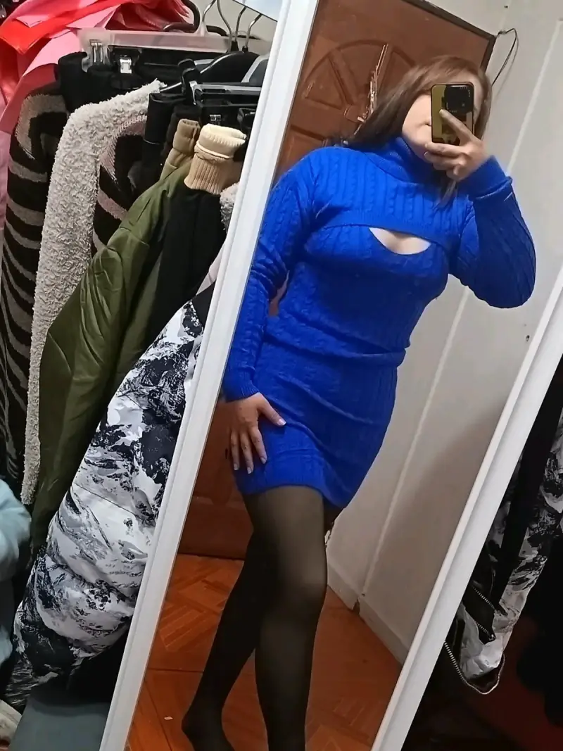 Vestido azul de punto con cuello alto