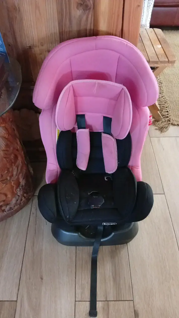Silla de auto para bebé rosa y negra