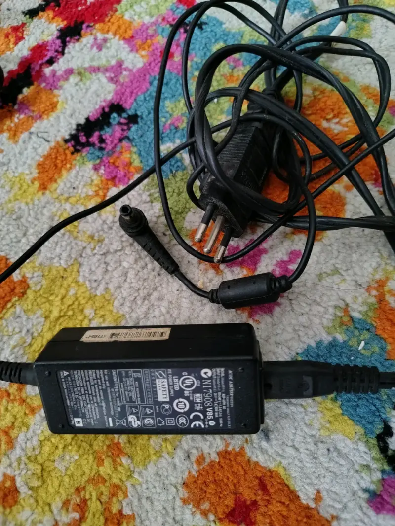 Cargador de laptop universal con adaptador