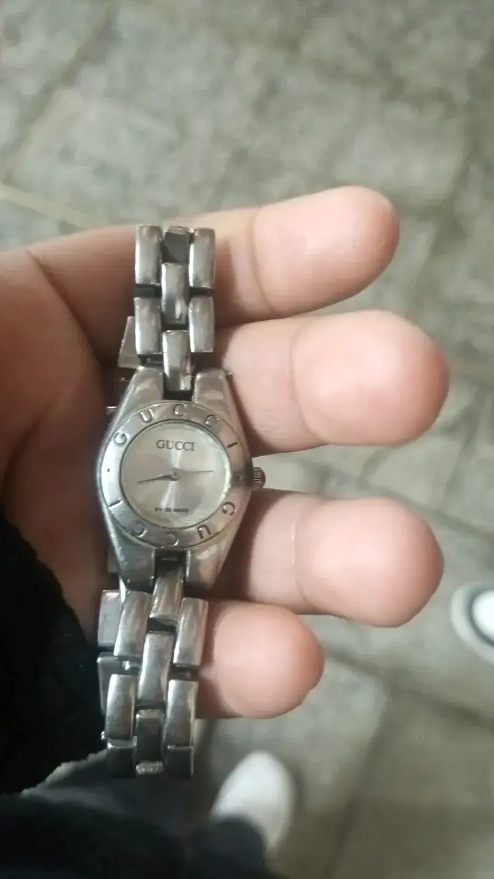 Reloj de pulsera Gucci de acero inoxidable