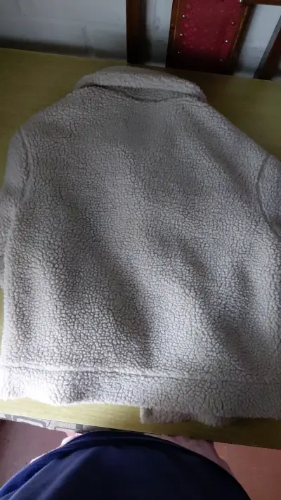 Chaqueta de lana sintética beige con bolsillos - miniatura 2