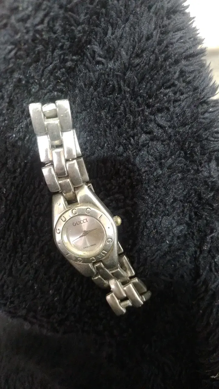 Reloj de pulsera Gucci metálico elegante