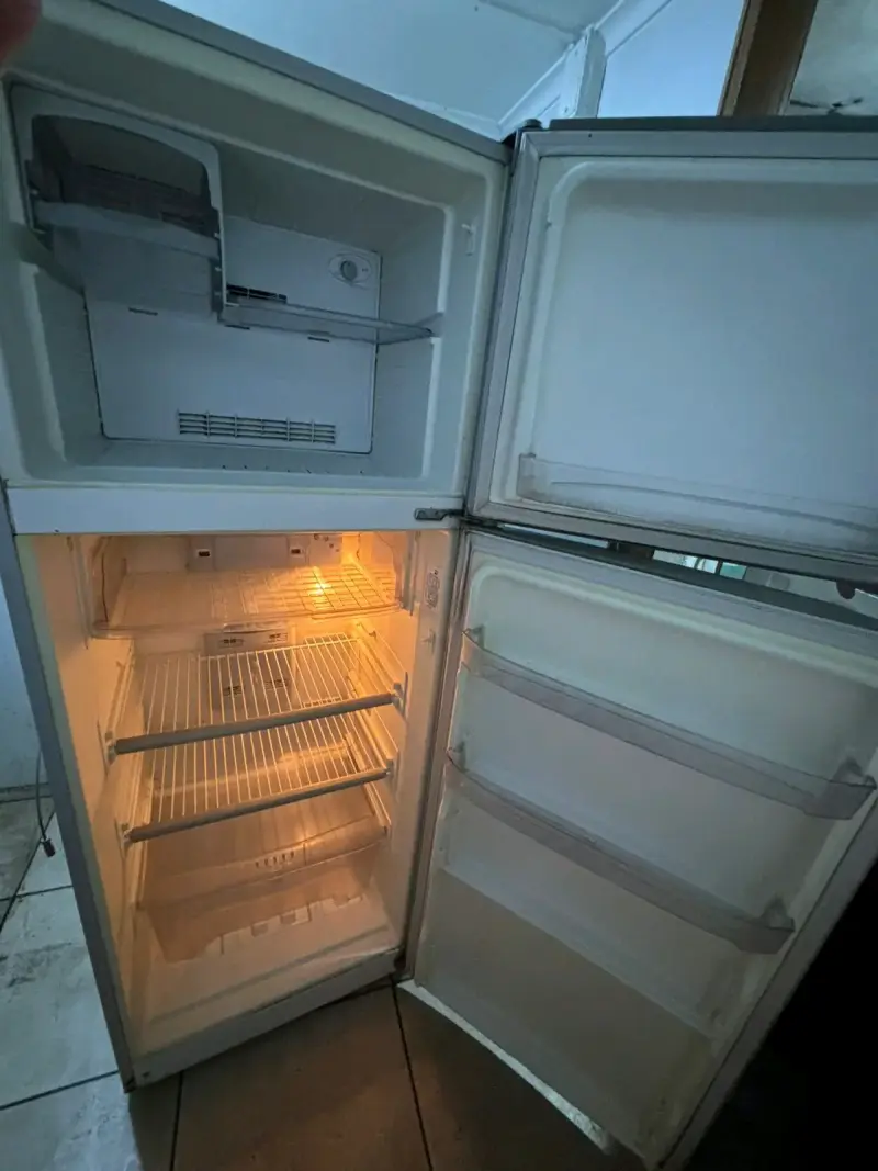 Refrigerador de dos puertas en buen estado - 1