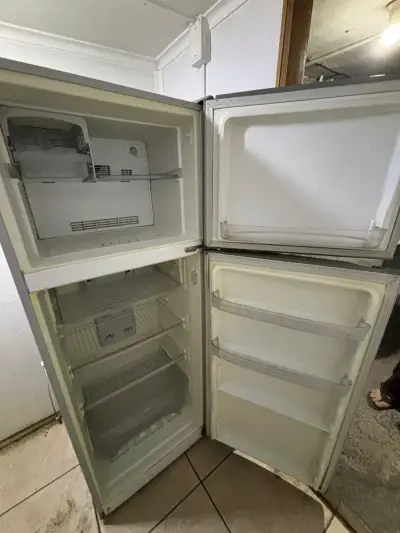 Refrigerador de dos puertas en buen estado - miniatura 5