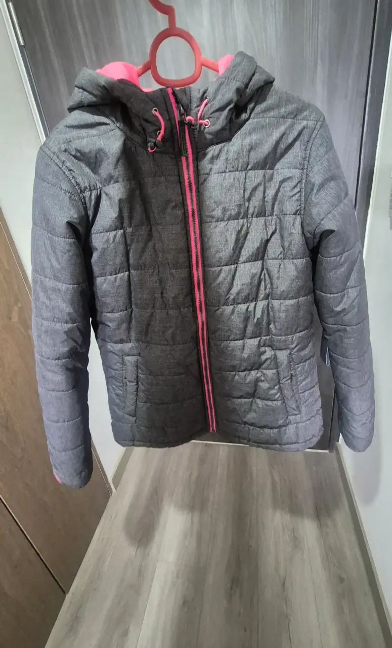 Parka acolchada gris con capucha para mujer