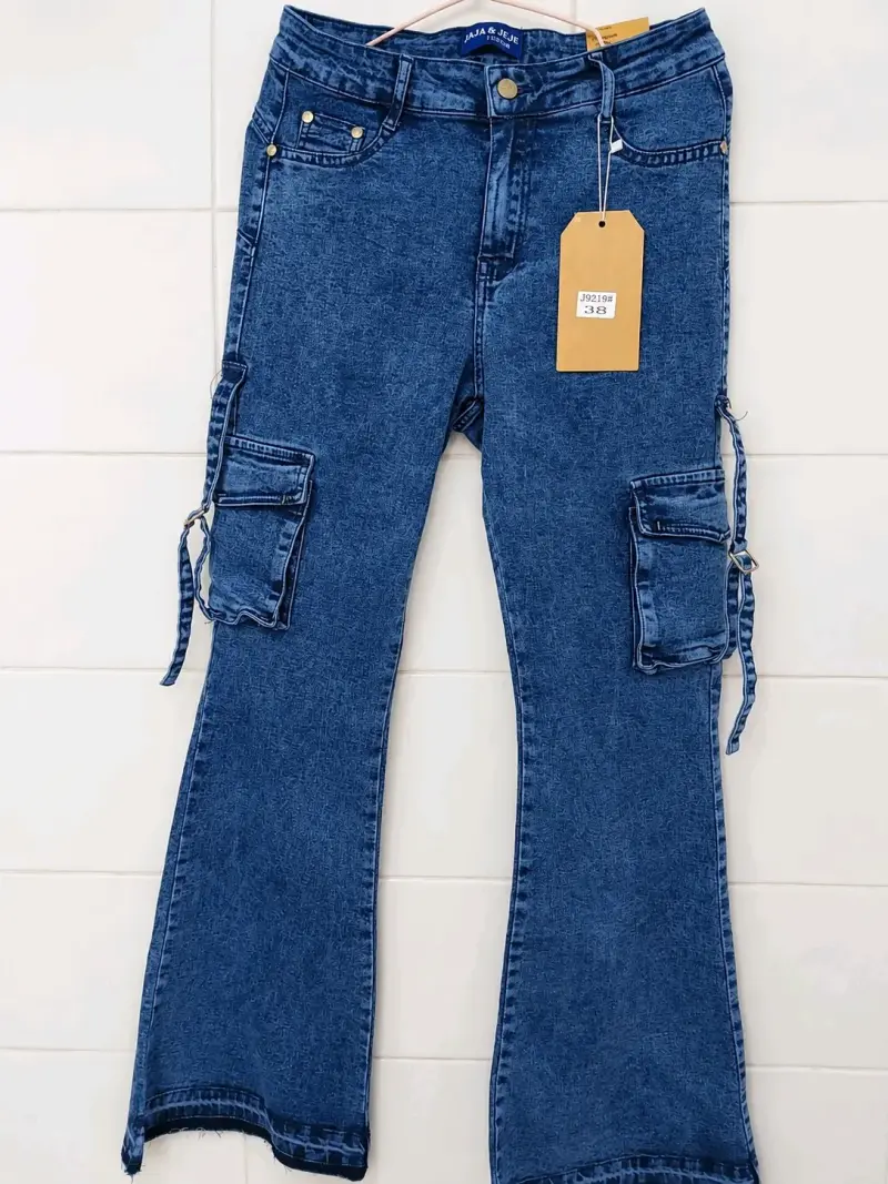 Jeans cargo azul con bolsillos laterales