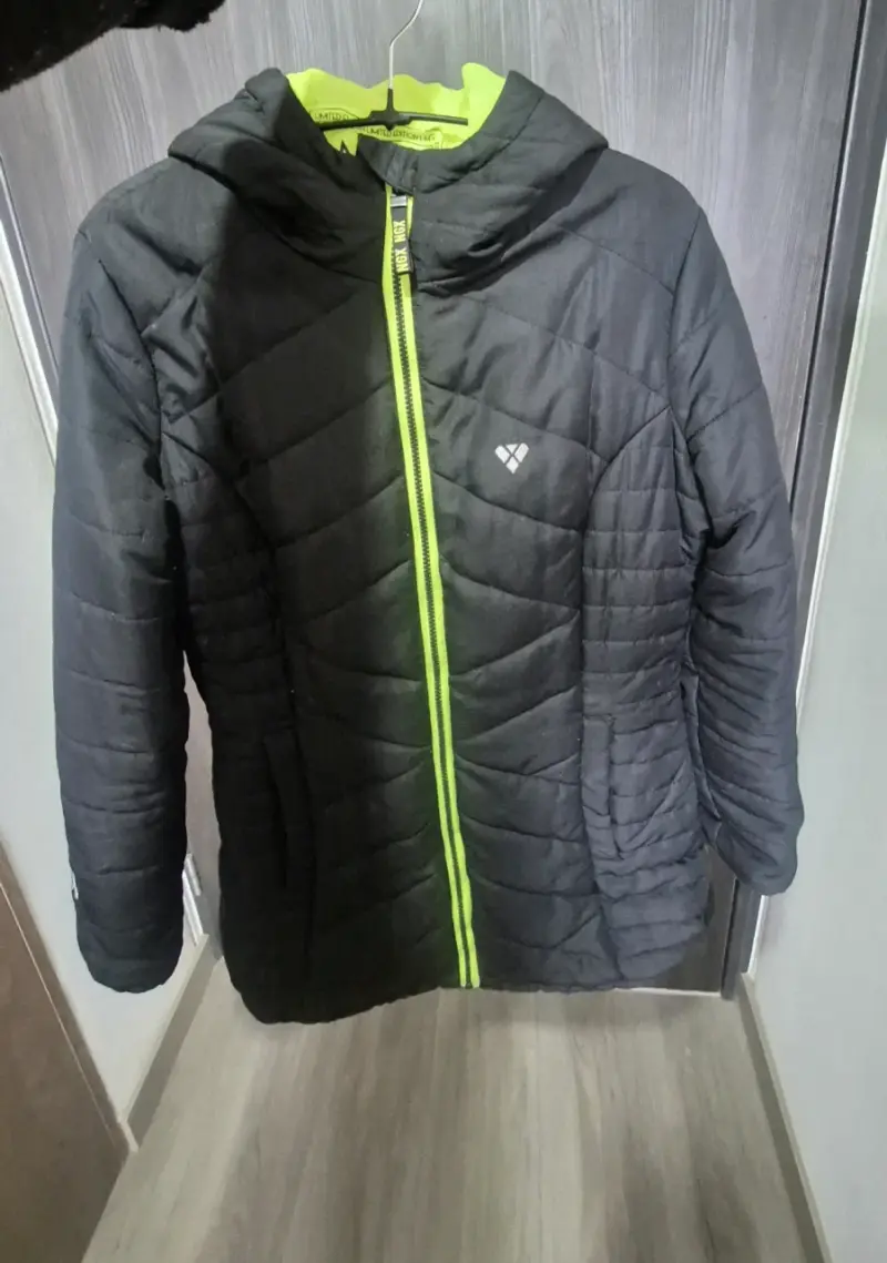 Chaqueta acolchada negra con capucha y cierre verde