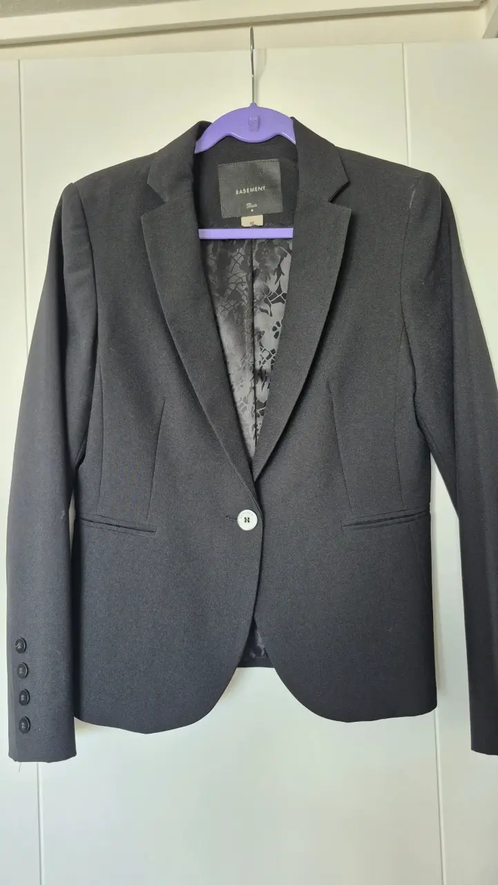 Blazer negro elegante para mujer Basement