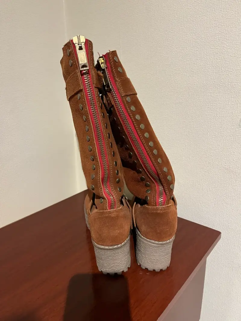 Botines de gamuza marrón con cierre y tachas - 1