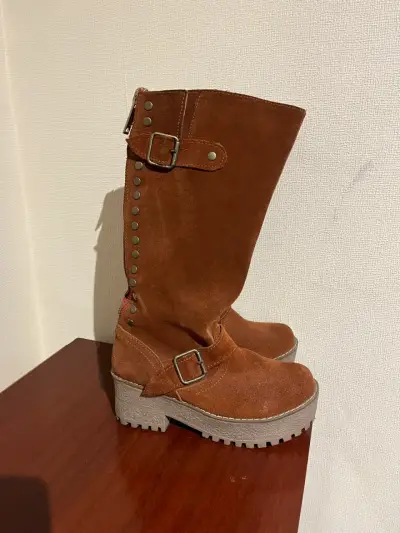 Botines de gamuza marrón con cierre y tachas - miniatura 2
