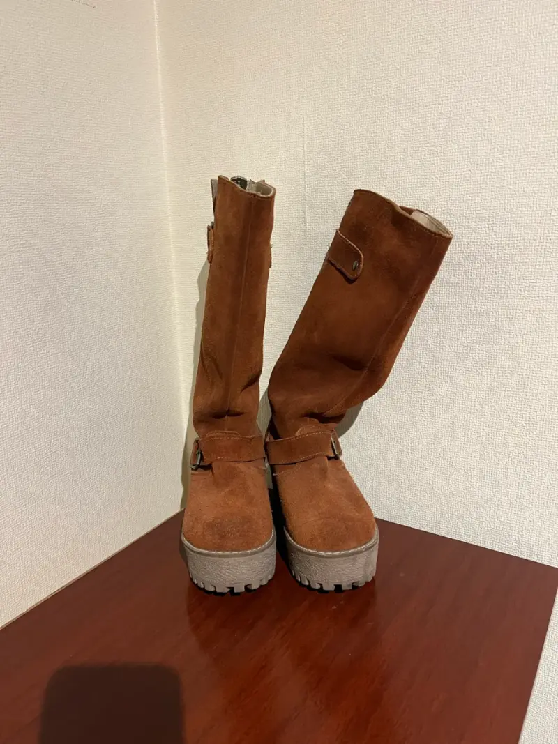 Botines de gamuza marrón con cierre y tachas - 3