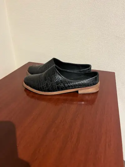 Zapatos de cuero negro estilo mocasín - miniatura 1