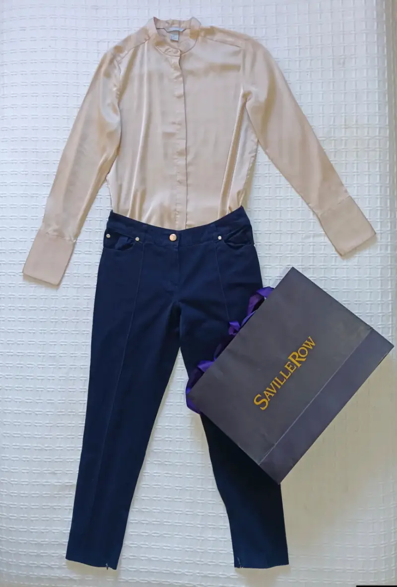 Conjunto de blusa beige y pantalón azul para mujer - 1