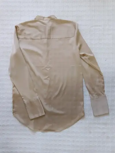 Conjunto de blusa beige y pantalón azul para mujer - miniatura 3