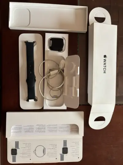 Apple Watch con correa negra y cargador - miniatura 1