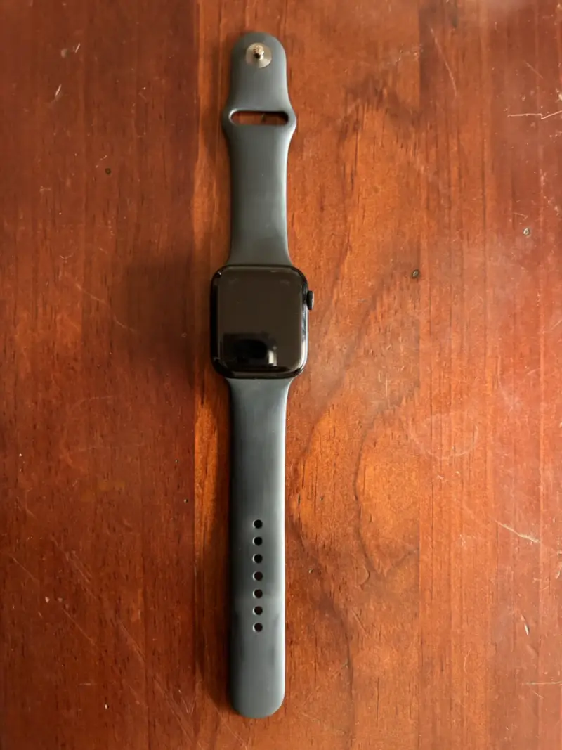 Apple Watch con correa negra y cargador - 2