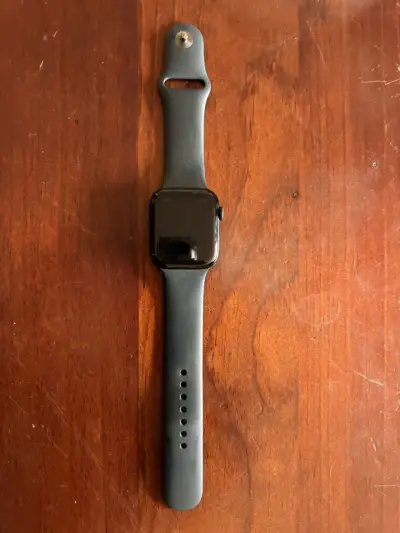 Apple Watch con correa negra y cargador - miniatura 2