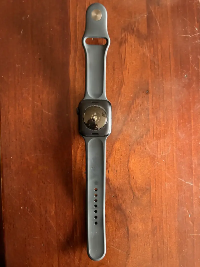 Apple Watch con correa negra y cargador - 3