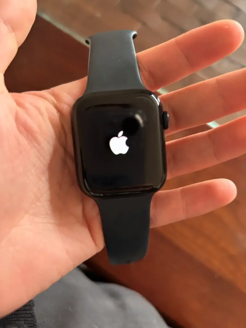 Apple Watch con correa negra y cargador - 4