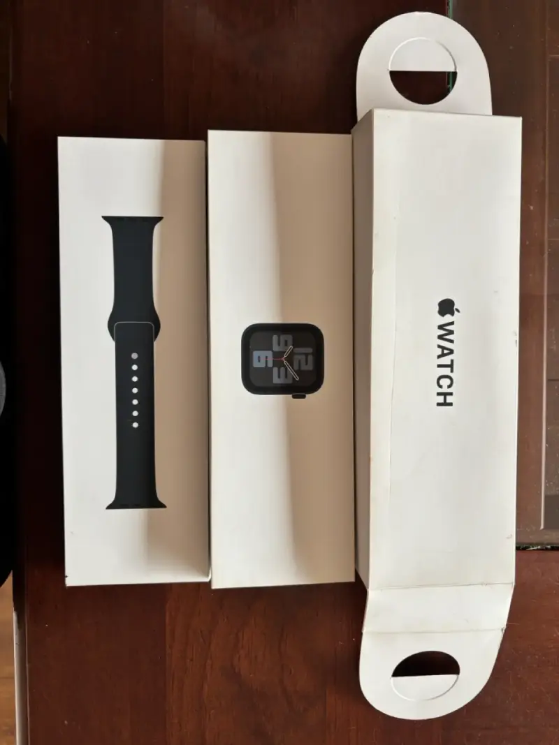 Apple Watch con correa negra y cargador - 5