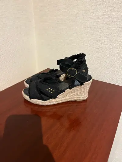 Sandalias de cuña negras con hebilla - miniatura 1
