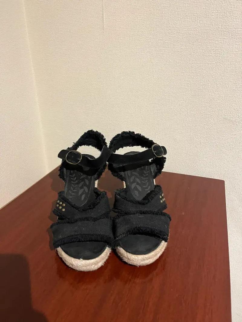 Sandalias de cuña negras con hebilla - 2