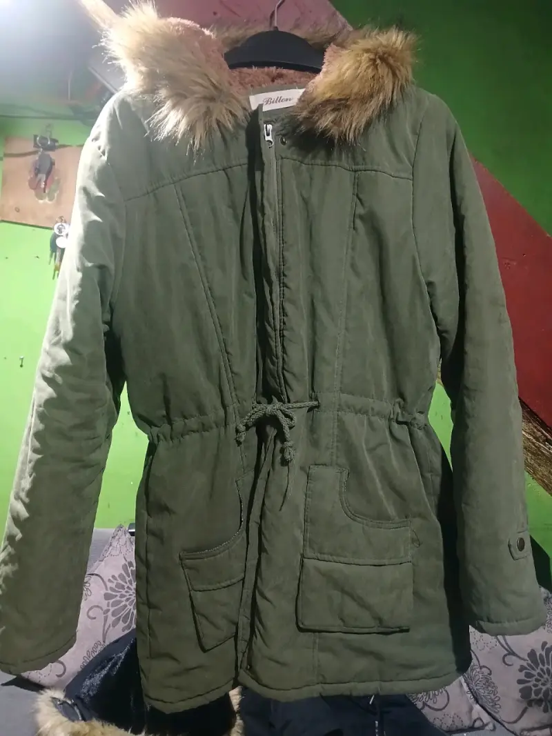 Parka verde con capucha de piel sintética - 1