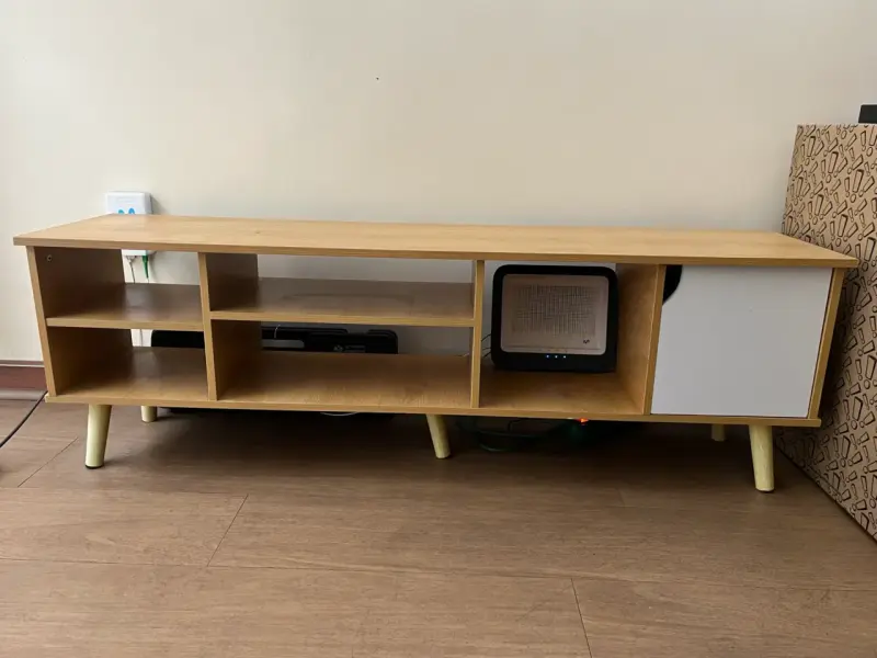 Mueble de TV moderno de madera clara
