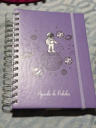 Agenda de pedidos con diseño de astronauta - miniatura 1
