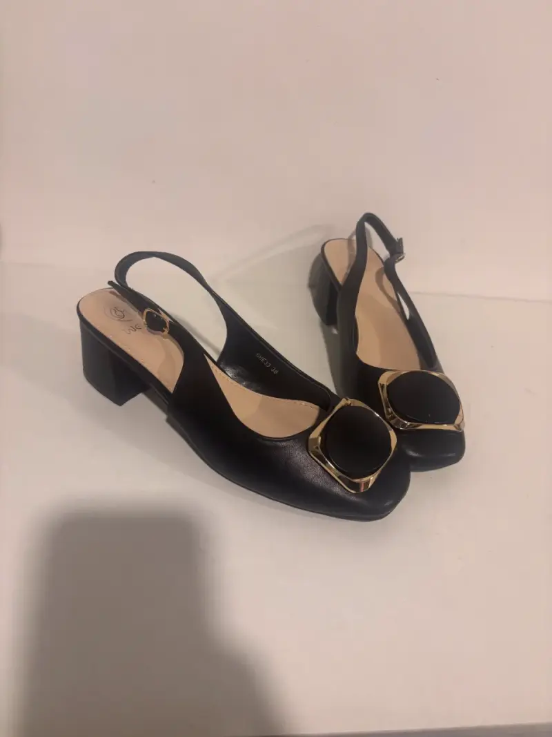 Zapatos de tacón bajo negros con hebilla dorada - 1