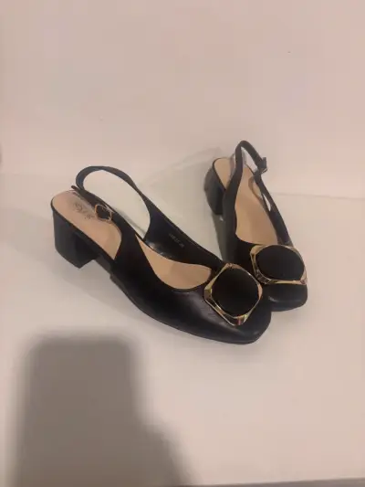 Zapatos de tacón bajo negros con hebilla dorada - miniatura 1