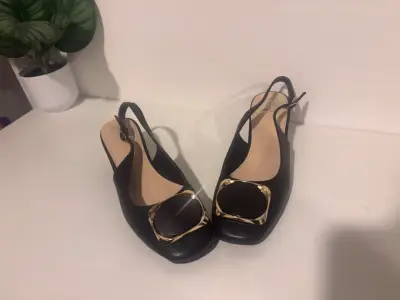 Zapatos de tacón bajo negros con hebilla dorada - miniatura 3