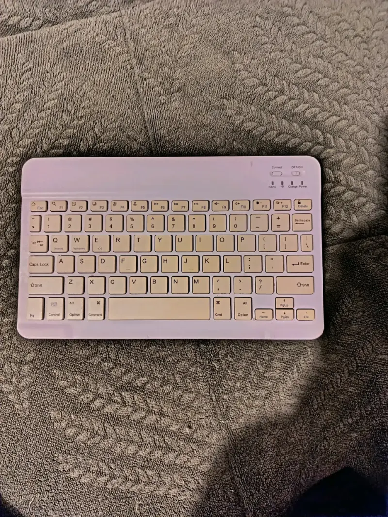 Teclado inalámbrico compacto amarillo y blanco - 2
