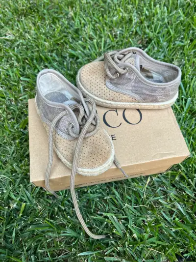 Zapatos de bebé beige con cordones - miniatura 1