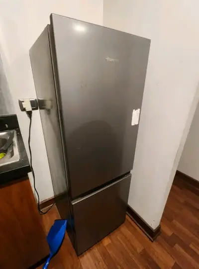 Refrigerador Hisense de dos puertas en acero inoxidable - miniatura 1