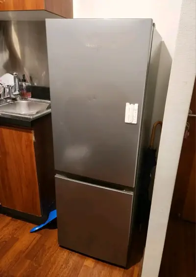 Refrigerador Hisense de dos puertas en acero inoxidable - miniatura 2