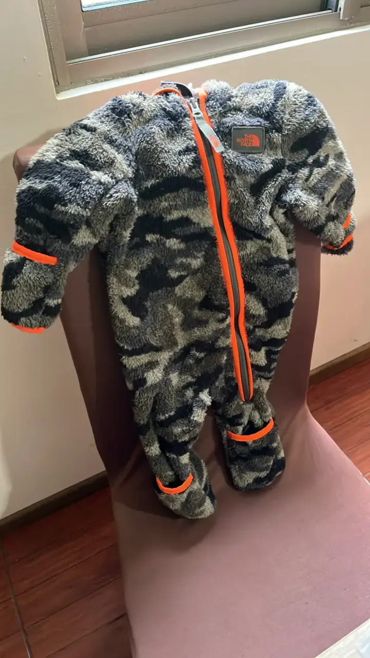 Enterito North Face talla 6 a 12 meses - 1