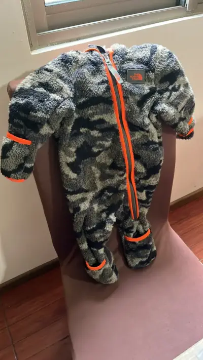 Enterito North Face talla 6 a 12 meses - miniatura 1