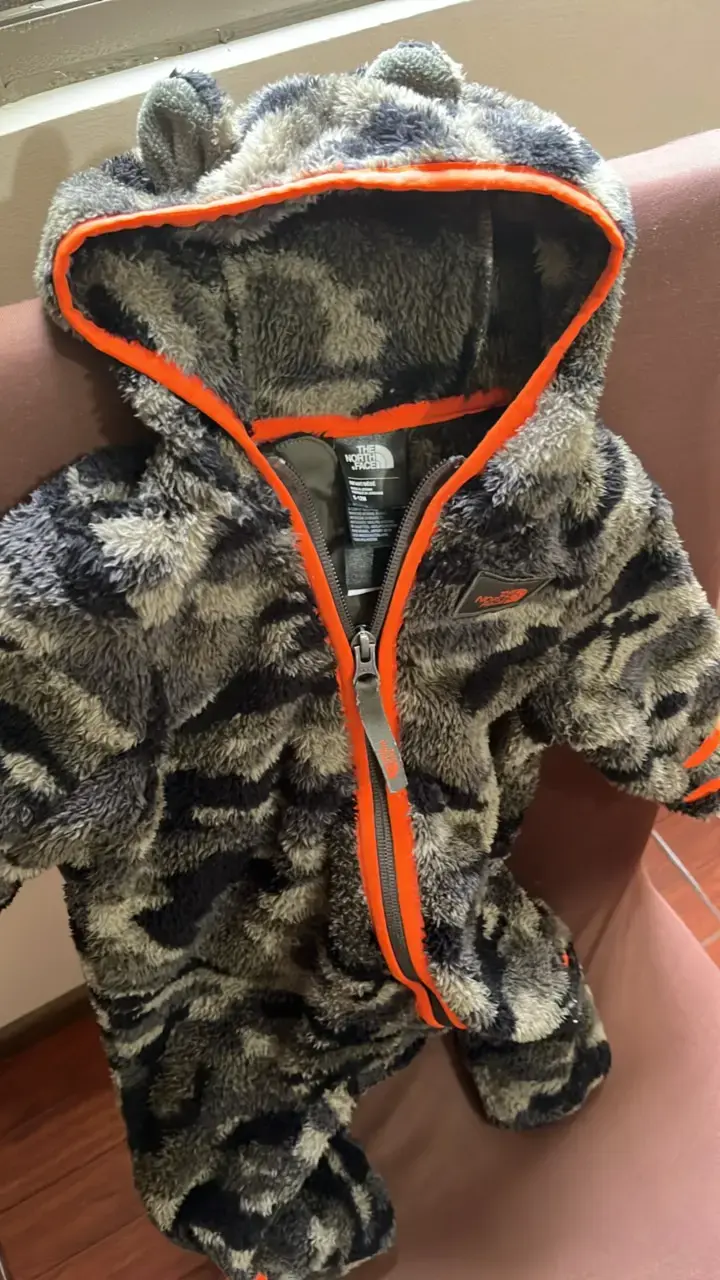Enterito North Face talla 6 a 12 meses - 2